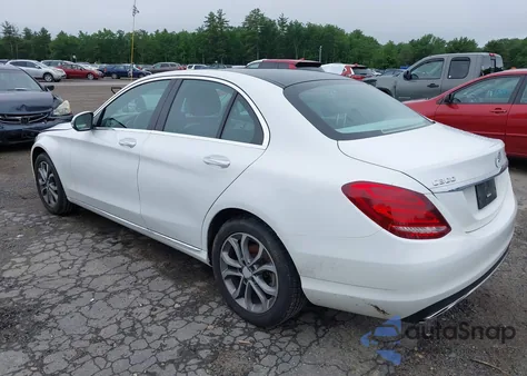 2016 Mercedes-Benz C 300 4Matic/Luxury 4Matic/Sport 4Matic z USA, uszkodzony, nr VIN 55SWF4KB4GU108596